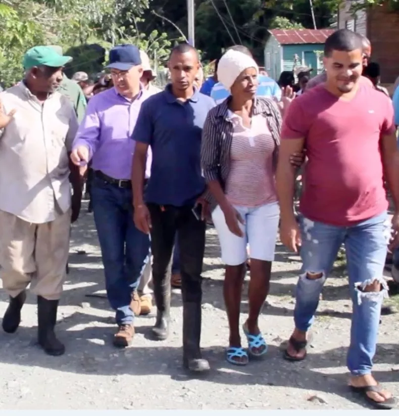 Domínguez Brito mientras dialogo con los agricultores. fuente externa