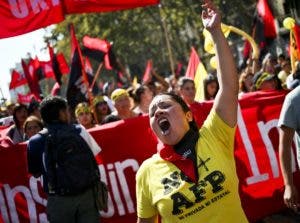 Los chilenos marchan contra plan pensiones