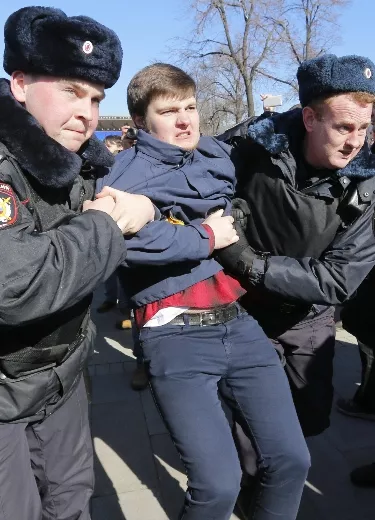 Protesta en Rusia, hay cientos detenidos