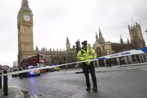 Policía acuchillado y agresor abatido ante Parlamento británico