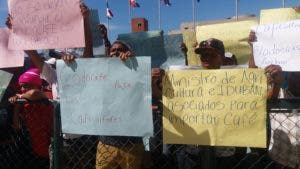 Caficultores protestan frente al Congreso Nacional