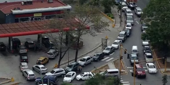 Falta de gasolina genera largas filas en Caracas