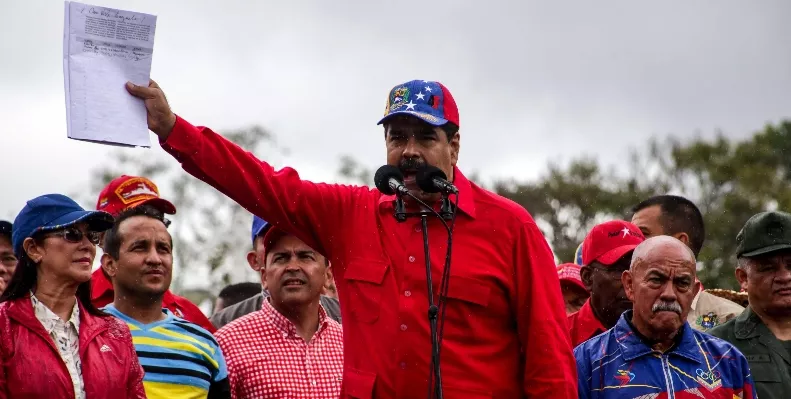 Maduro dice que Venezuela está "de pie" en la defensa de sus derechos