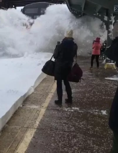 Tren provoca avalancha de nieve en parada