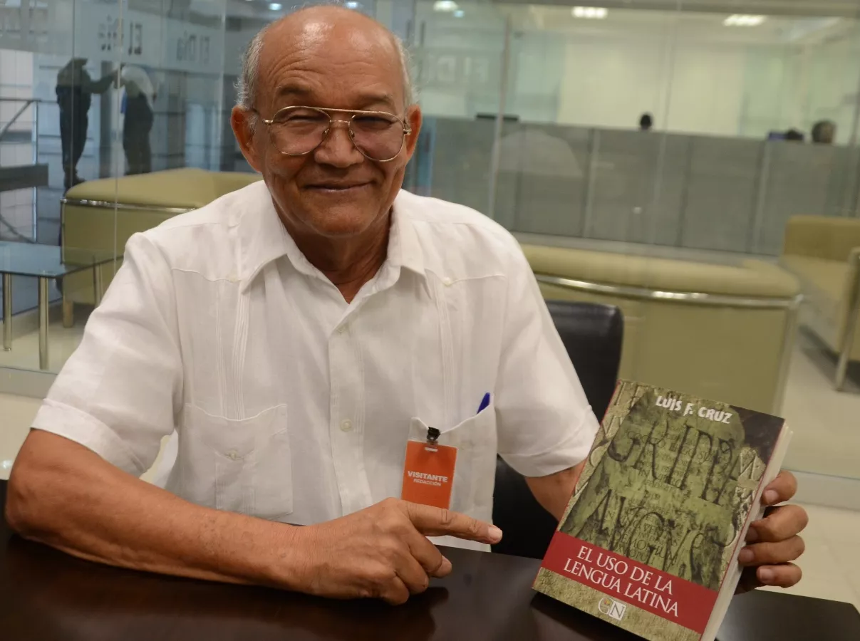 Libro presenta reglas para uso correcto latín