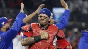 Yadier Molina, Dios detrás de máscara