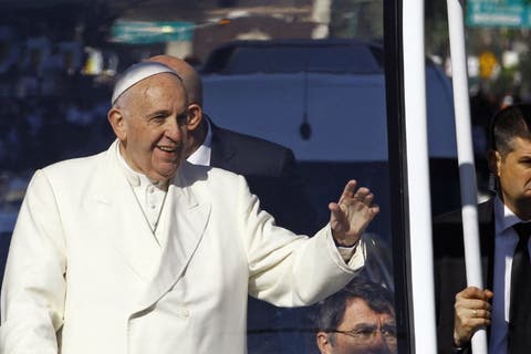 El papa Francisco llega a Milán para visitar a pobres y presos