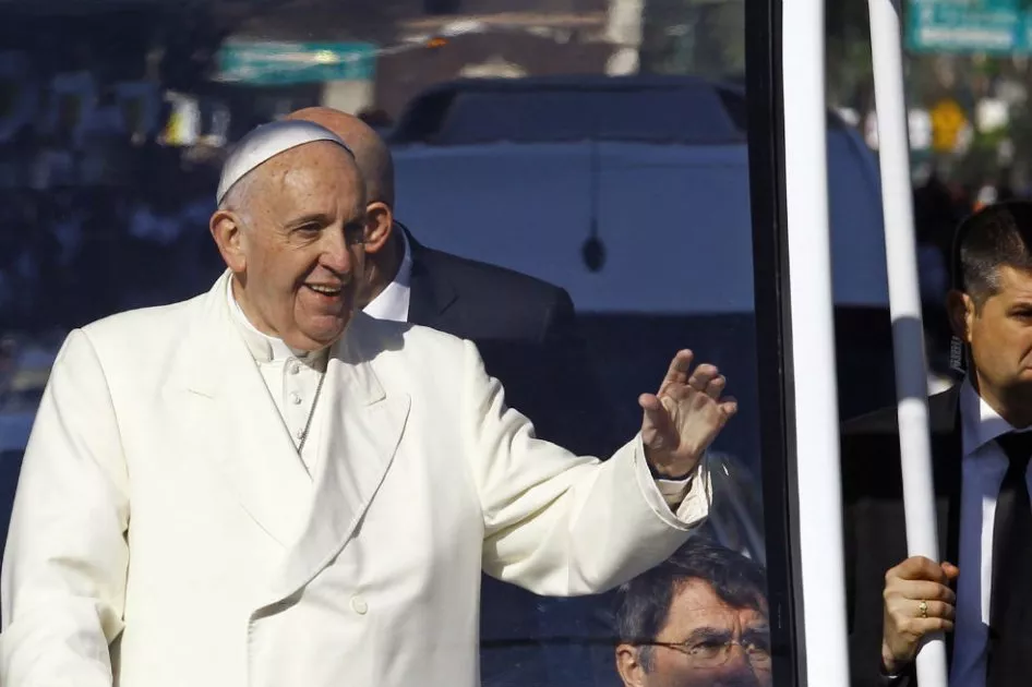 El papa Francisco llega a Milán para visitar a pobres y presos