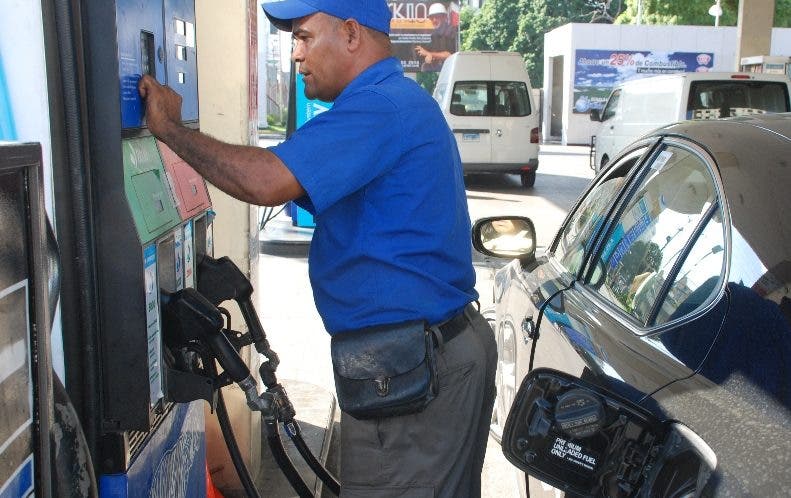 Los nuevos precios de los combustibles entran en vigencia a partir de la medianoche de este viernes.