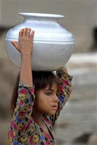 Una niña paquistaní carga con un cubo de agua un día antes del Día Mundial del Agua 2017, en Lahore (Pakistán).