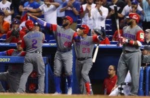 República Dominicana aplasta 10 x 3 a Colombia, clasifica invicta a segunda ronda del Clásico