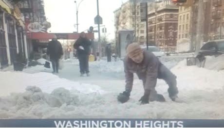 Calles NY continúan resbaladizas y peligrosas por congelamiento nieve tormenta pasada