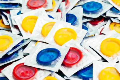 Autoridades advierten riesgos de lavar condones para reutilizarlos