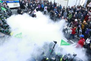 Simpatizantes de la presidenta Park Geun-hye se enfrentan a la policía tras la ratificación de la destitución de la mandataria a manos del Tibunal Consitucional en Seúl.