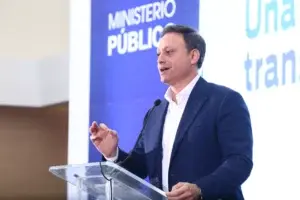 Procurador dispone aumento salarial de un 25% para servidores del Ministerio Público