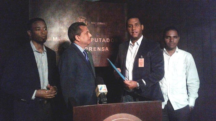Juventud Duartiana entrega a Fidel Santana proyecto de ley para sacar restos de Pedro Santana del Panteón Nacional