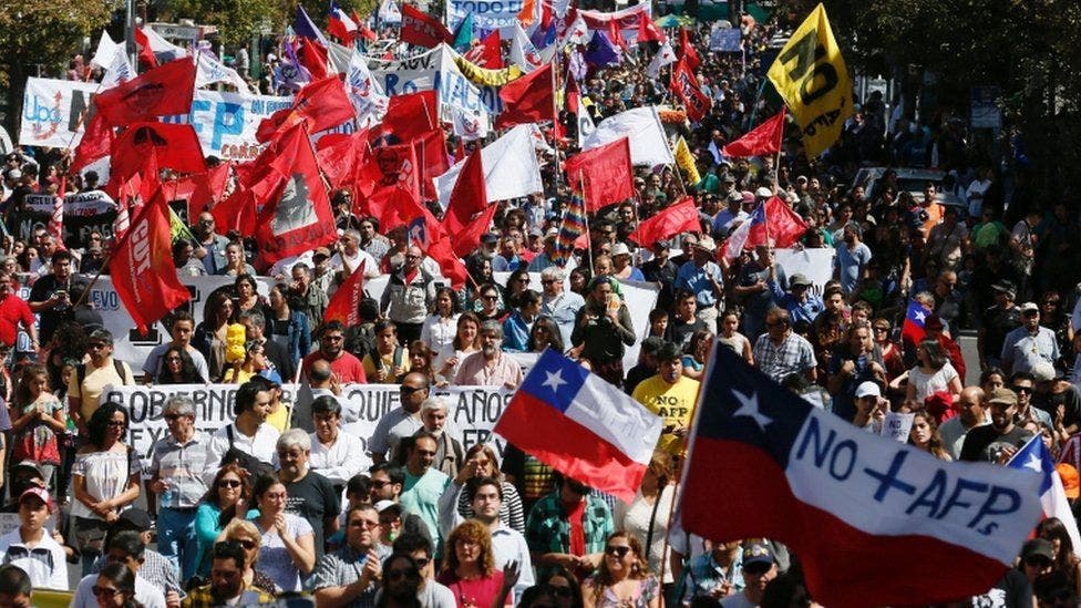 «No + AFP»: Las masivas protestas contra el sistema privado de pensiones de Chile
