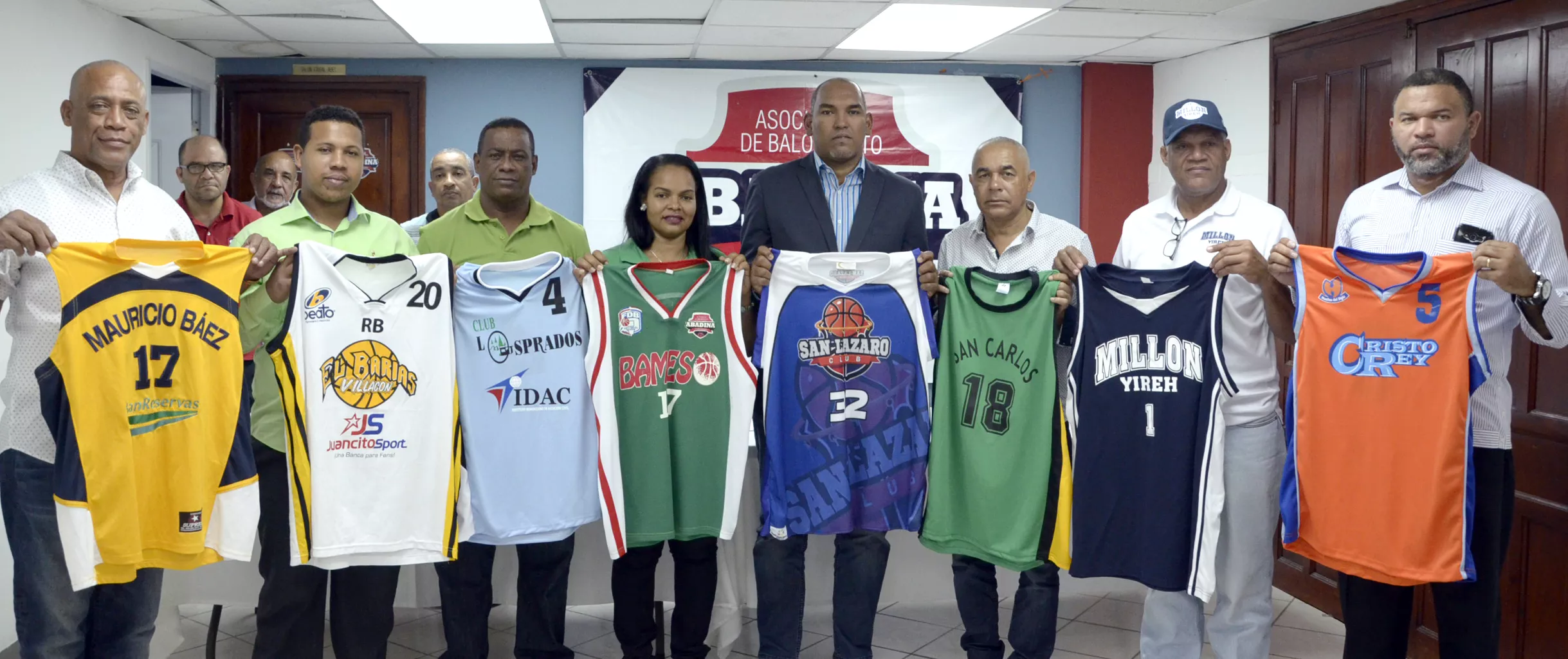 Equipos presentan sus uniformes del Baloncesto Superior del Distrito Nacional