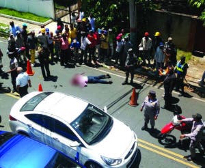 Hieren uno de tres delincuentes asaltaron edificio ARS en Piantini