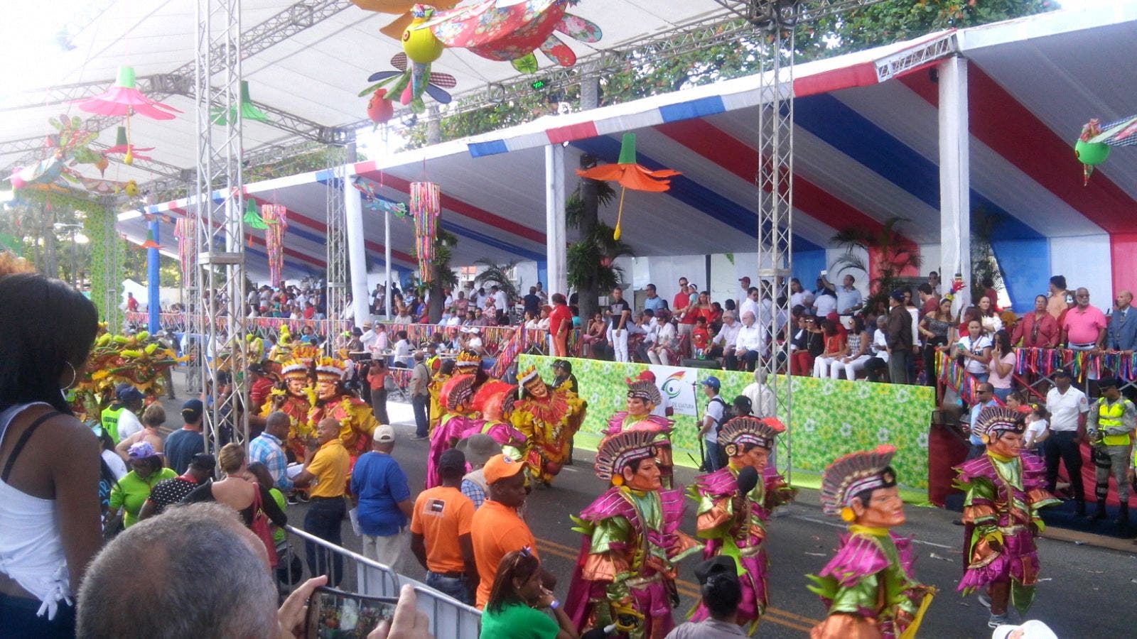 Desfile Nacional de Carnaval llena de alegría, música  y colorido al Malecón