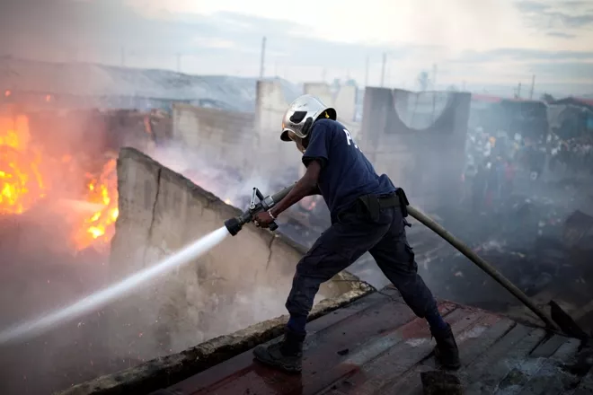 Incendio destruye mercado en capital de Haití