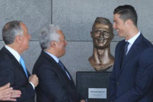 El escultor del busto de Cristiano dice que al jugador «le gustó» su obra