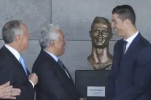 El escultor del busto de Cristiano dice que al jugador «le gustó» su obra