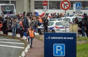 Abatido un francés tras intentar quitar el arma a una soldado en aeropuerto de Orly