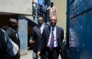 Disparan contra el vehículo del expresidente Jean-Bertrand Aristide en Haití