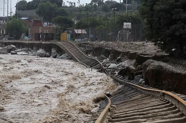 Suben a 90 los fallecidos y damnificados a 120.899 por inundaciones en Perú