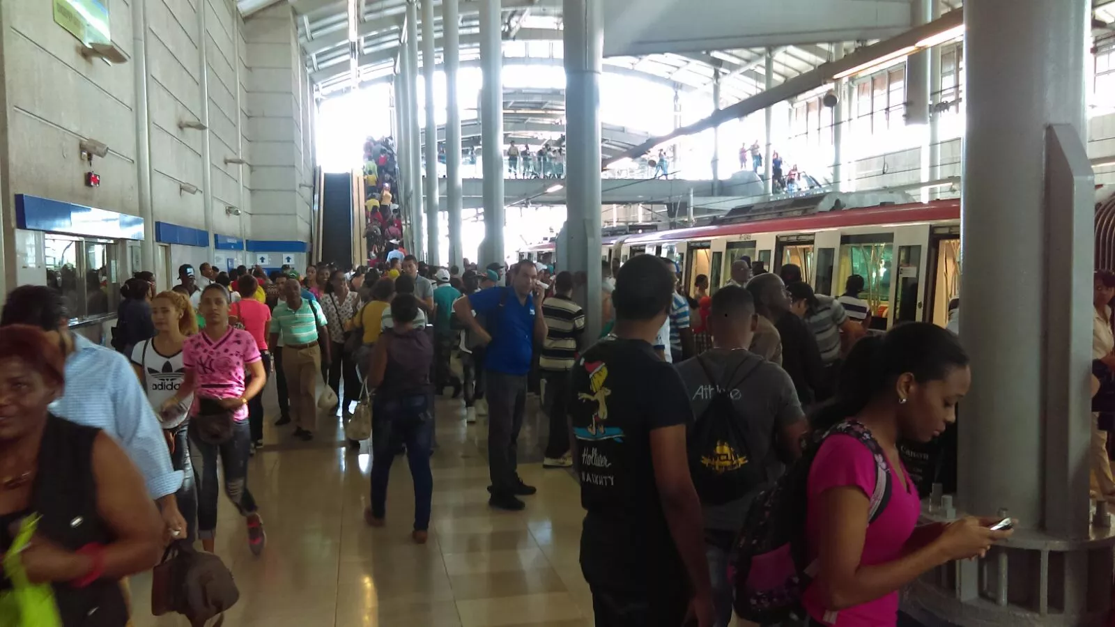 Video: Tramo de la línea I del Metro fuera de servicio por falla técnica