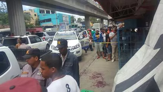 Ultiman policía intentó impedir asalto en avenida Hermanas Mirabal, Villa Mella