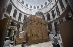 La Tumba de Jesucristo restaurada luce en la Iglesia del Santo Sepulcro