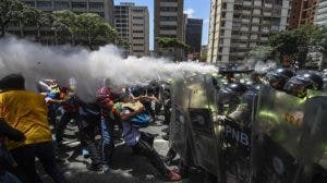 Policía venezolana disuelve marcha opositora e impide acceso al Parlamento