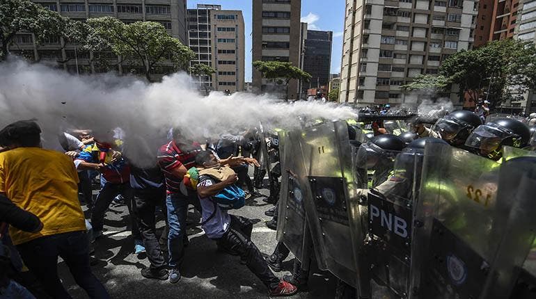 Policía venezolana disuelve marcha opositora e impide acceso al Parlamento