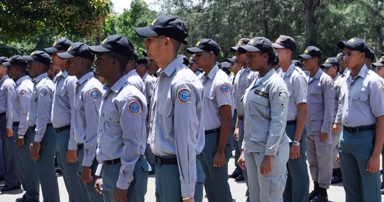 Policías afirman reciben aumento