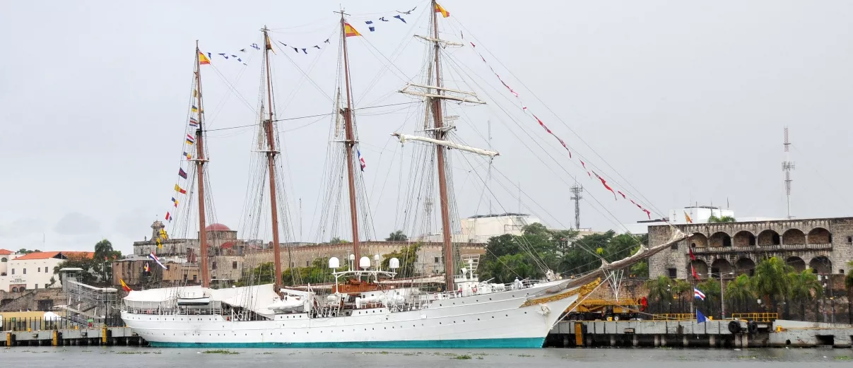 Buque escuela español se muestra en avenida del Puerto