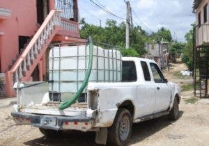 Compran agua en tanques a RD$30 o en su defecto, quienes han podido hacer una cisterna  adquieren un camión.