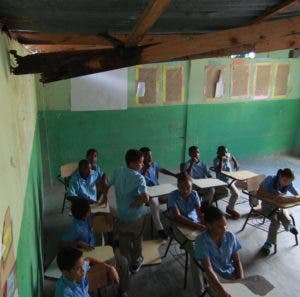 Parte de los estudiantes de la escuela Los Trinitarios, que reciben clases en un garage, donde el peligro los acecha.