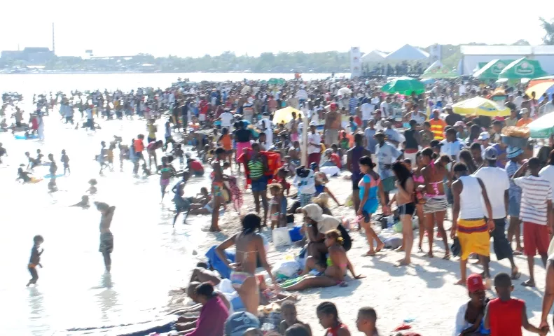 El País/ Recorrido Semana Santa 2010 en Boca Chica. Hoy/ José N Marte 03-04-10