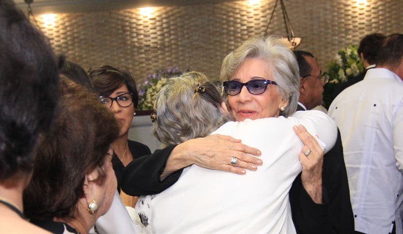 Momentos en que doña Francia  de Molina recibe condolencias.