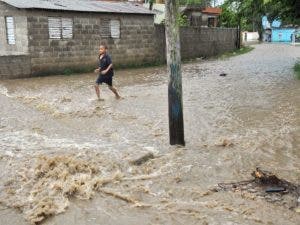 Al menos 13 comunidades incomunicadas por las lluvias; COE mantiene 10 provincias en alerta