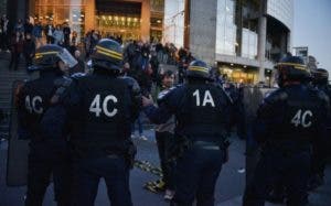 Cientos de manifestantes protestan en París contra el duelo Macron-Le Pen