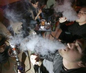 Ley prohíbe uso de hookah en vehículos de transporte de pasajeros, plazas, parques y centros deportivos