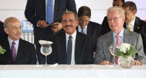 Rafael Molina Morillo junto  al presidente Danilo Medina  y al empresario José Luis Corripio.