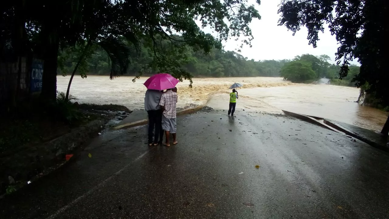 Las lluvias aumentaron el caudal de los ríos en diferentes zonas del pías, incluido el río Haina, donde una joven fue arrastrada por la corriente. Foto de archivo.