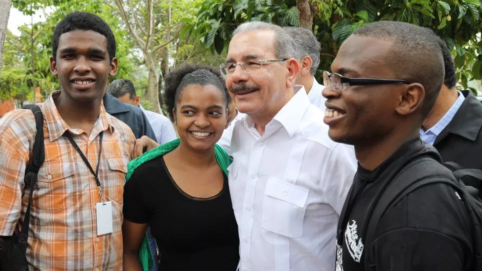 Danilo Medina promete apoyo a artesanos de San Cristóbal