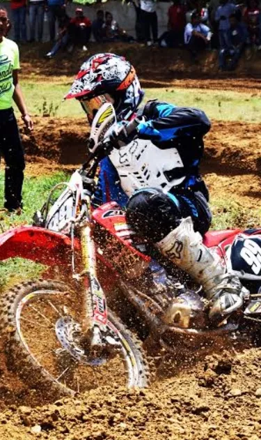 Piloto de 14 años se destaca en motocross