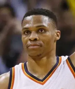 Russell Westbrook empata un récord detriple-dobles