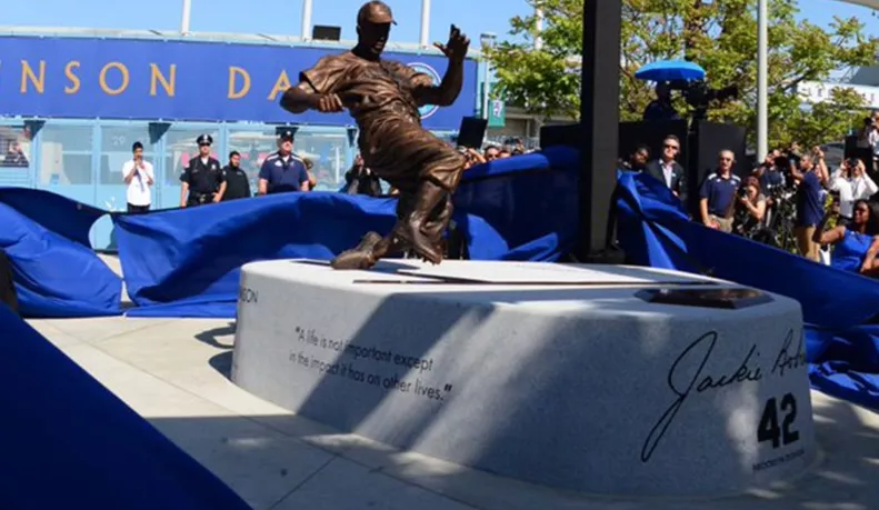 Dodgers honran a Jackie con estatua